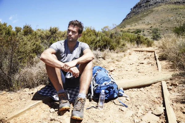 yolda dinlenme yakışıklı uzun yürüyüşe çıkan kimse