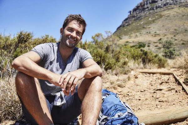 Schöner Wanderer rastet aus — Stockfoto