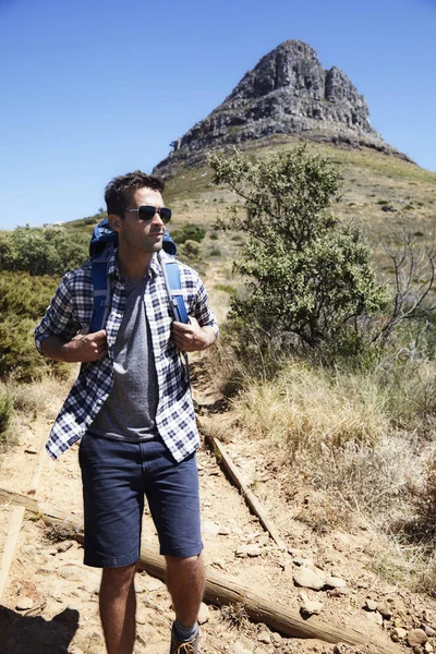 Yürüyüş dağ izi üzerinde genç adam