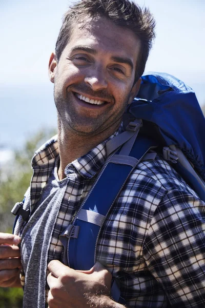 kameraya gülümseyen mutlu uzun yürüyüşe çıkan kimse