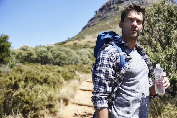 Uzun yürüyüşe çıkan kimse izinde ekose desenli gömlek