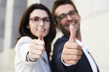 Güzel Çift başparmak gösterilmesini