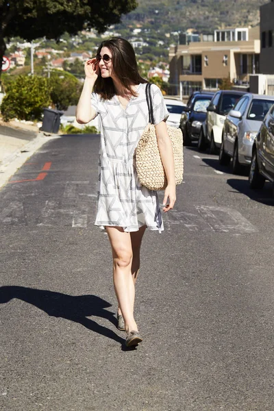 Yazlık elbise içinde yürüyen güzel kadın