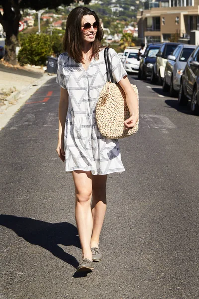 Yazlık elbise içinde yürüyen güzel kadın — Stok fotoğraf
