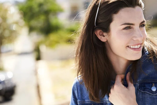 Hermosa joven mujer caminando al aire libre —  Fotos de Stock