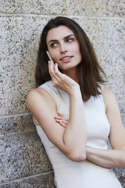 Hermosa mujer hablando por teléfono —  Fotos de Stock