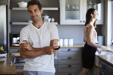 Yakışıklı adam şarapla rahatlatıcı