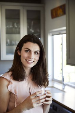 güzel kadın içme suyu