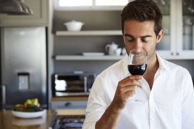 kırmızı şarap ile genç adam