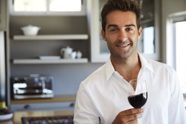 kırmızı şarap ile genç adam