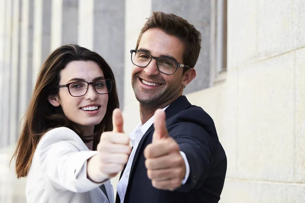 Hermosa pareja mostrando pulgares hacia arriba — Foto de Stock