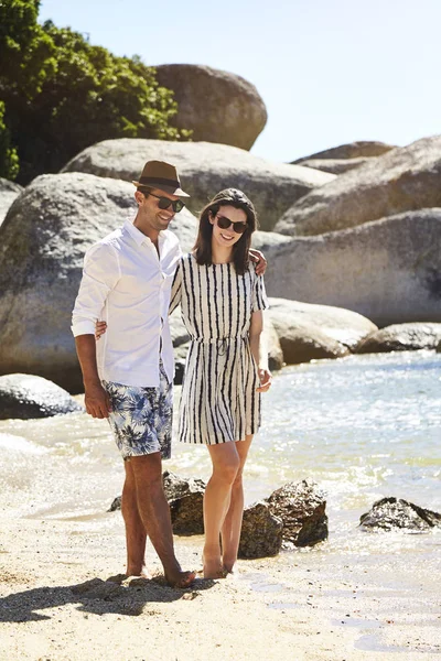 Belo casal andando na praia — Fotografia de Stock