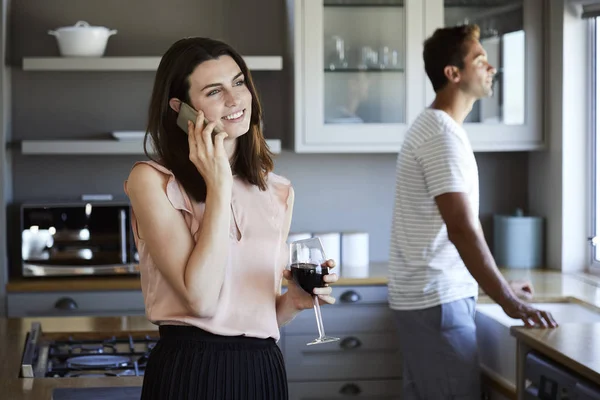 Bella donna in cucina su chiamata — Foto Stock