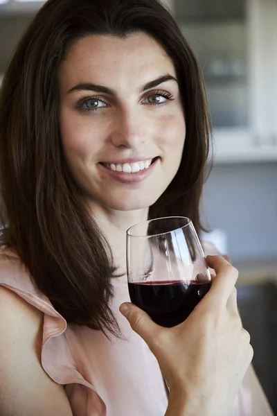 ผู้หญิงที่ยิ้มกับไวน์ — ภาพถ่ายสต็อก