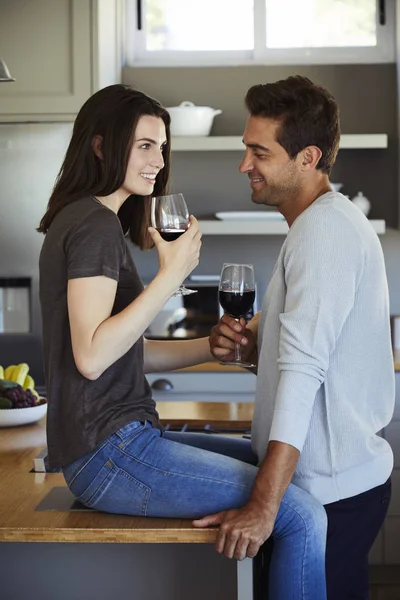 ワインを楽しむ愛するカップル — ストック写真