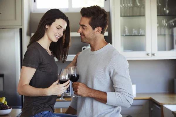 Casal amoroso desfrutando vinho — Fotografia de Stock