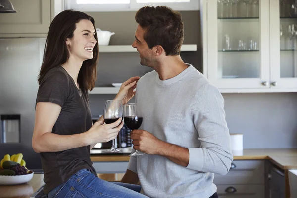 Feliz casal se divertindo — Fotografia de Stock