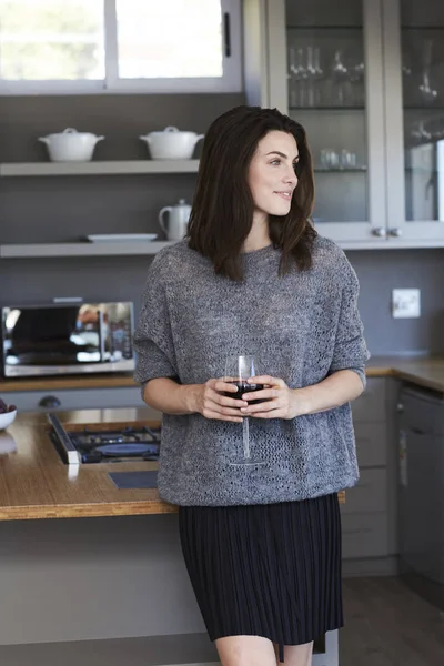 Brunette vrouw in keuken — Stockfoto