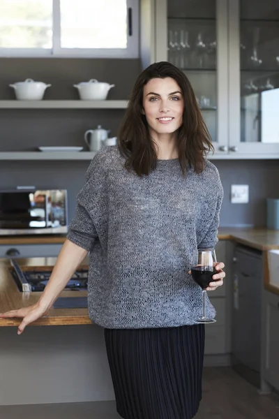 Mulher bonita com vinho — Fotografia de Stock