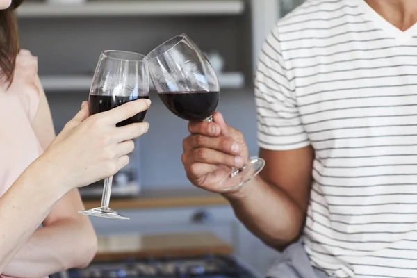Par rostningen vin på kök — Stockfoto