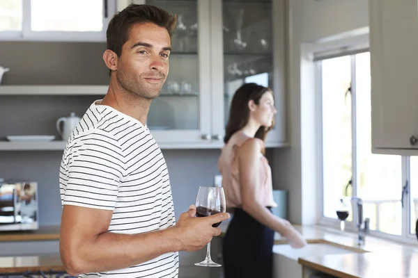 şarap ile yakışıklı adam