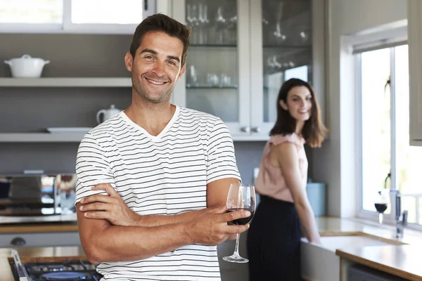 Bell'uomo con vino — Foto Stock