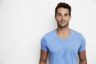 Mavi t-shirt yakışıklı adam 