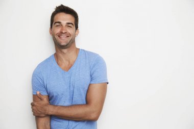 Mavi t-shirt yakışıklı adam 