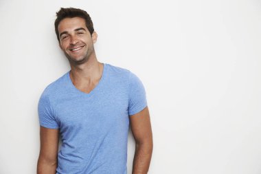 Mavi t-shirt yakışıklı adam 