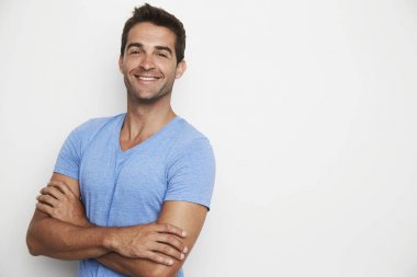 Mavi t-shirt yakışıklı adam 