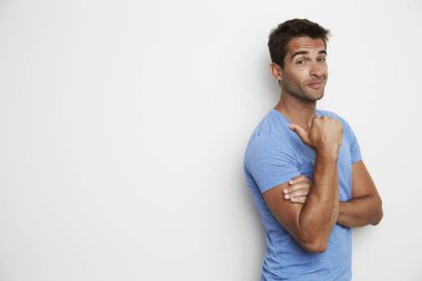 Mavi t-shirt el hareketi içinde adam