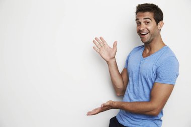 Mavi t-shirt el hareketi içinde adam