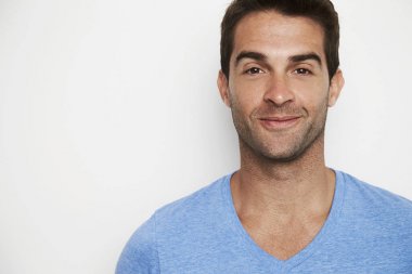 gülümseyen yakışıklı adam