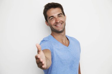 adam el sallamak için uzanarak