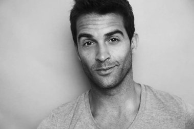 Gülümseyen yakışıklı dostum