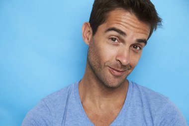 Yakışıklı adam yükselterek kaş