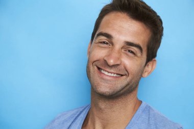 Kendine güvenen erkek gülümseyen