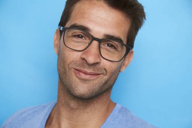 yakışıklı adam gözlük 