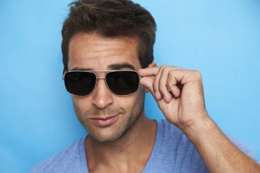 yakışıklı adam gözlük 