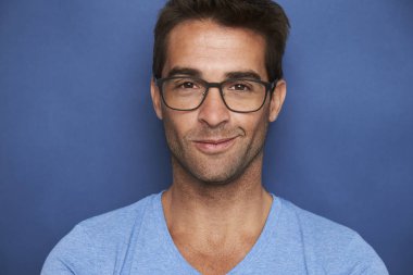 Kendine güvenen ve yakışıklı bir adam 