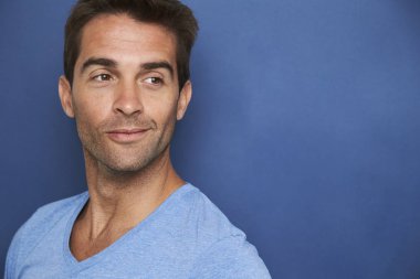 Kendine güvenen ve yakışıklı bir adam 