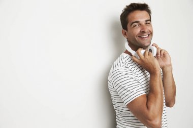 kulaklıklar ile yakışıklı adam