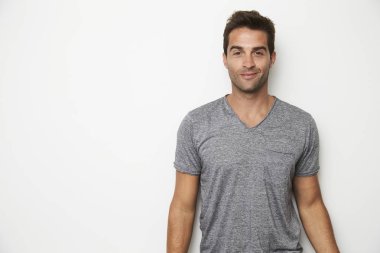 Sıcak adam duvar tarafından ayakta