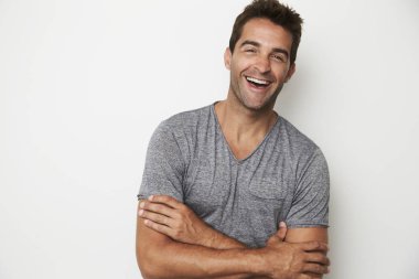 Sıcak adam duvar tarafından ayakta