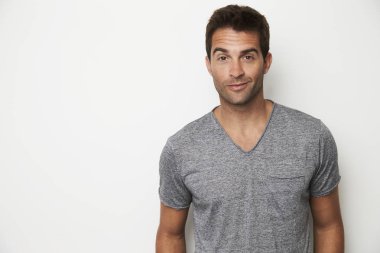 Sıcak adam duvar tarafından ayakta