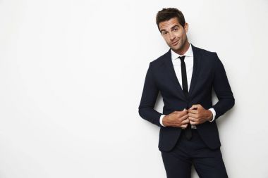 Yakışıklı işadamı ayarlama kravat