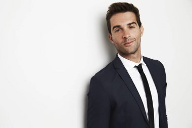 giyimli yakışıklı genç adam keskin