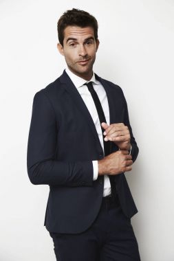 giyimli yakışıklı genç adam keskin