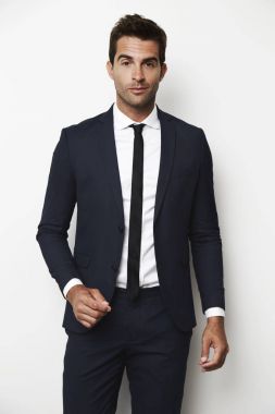 giyimli yakışıklı genç adam keskin