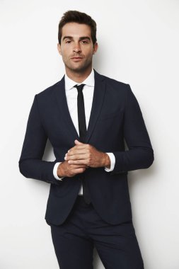 giyimli yakışıklı genç adam keskin